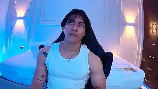 Snapshot of toji_luxxer chatting on 09/18/25, 01:02 toji luxxer online show from 09/18/25, 01:02