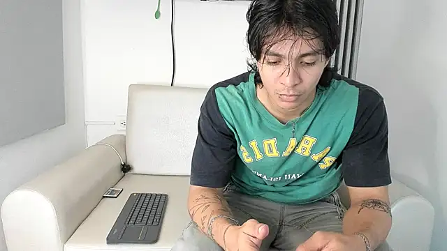 Snapshot of toji_luxxer chatting on 10/21/25, 02:23 toji luxxer online show from 10/21/25, 02:23