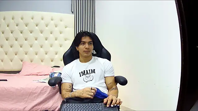 Snapshot of toji_luxxer chatting on 10/22/25, 03:07 toji luxxer online show from 10/22/25, 03:07