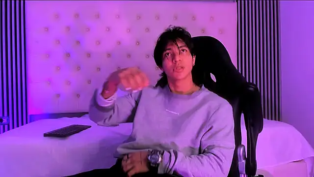 Snapshot of toji_luxxer chatting on 11/11/25, 10:10 toji luxxer online show from 11/11/25, 10:10