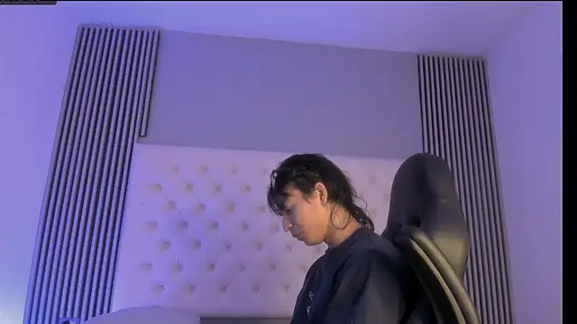 Snapshot of toji_luxxer chatting on 11/24/25, 02:44 toji luxxer online show from 11/24/25, 02:44