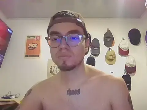 Snapshot of hardredlight chatting on 12/18/25, 04:51 hardredlight online show from 12/18/25, 04:51