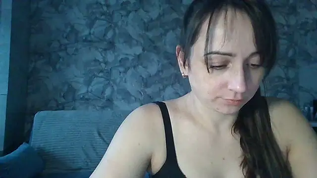 Snapshot of Avylith chatting on 10/15/25, 12:05 Avylith online show from 10/15/25, 12:05