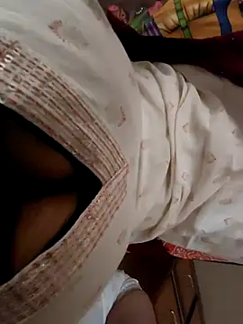 Snapshot of BellaxTrans chatting on 10/31/25, 09:10 BellaxTrans online show from 10/31/25, 09:10