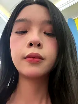 qiqi x online show from 10/12/25, 03:33