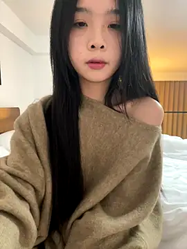 qiqi x online show from 12/18/25, 02:45