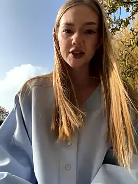 MilaMoone online show from 11/17/25, 10:21