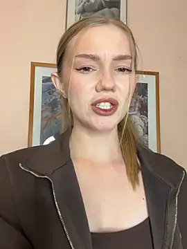 MilaMoone online show from 12/05/25, 02:14