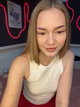 Snapshot of MilaMoone chatting on 04/19/26, 10:25 MilaMoone online show from 04/19/26, 10:25