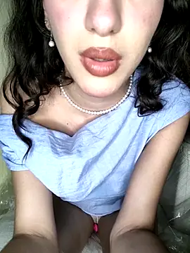 Snapshot of Emily-hottson chatting on 09/25/25, 10:46 Emily-hottson online show from 09/25/25, 10:46