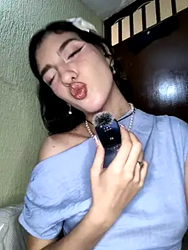 Snapshot of Emily-hottson chatting on 10/17/25, 04:59 Emily-hottson online show from 10/17/25, 04:59