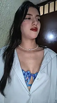 Snapshot of Emily-hottson chatting on 12/23/25, 05:05 Emily-hottson online show from 12/23/25, 05:05