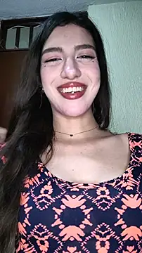 Snapshot of Emily-hottson chatting on 01/18/26, 04:38 Emily-hottson online show from 01/18/26, 04:38