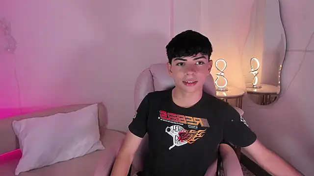 Snapshot of Peter_chase chatting on 09/25/25, 07:28 Peter chase online show from 09/25/25, 07:28