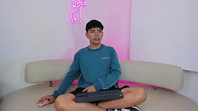 Snapshot of Peter_chase chatting on 10/04/25, 06:50 Peter chase online show from 10/04/25, 06:50