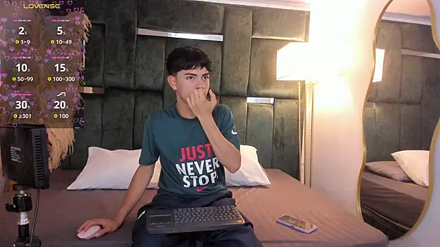 Snapshot of Peter_chase chatting on 10/05/25, 11:57 Peter chase online show from 10/05/25, 11:57