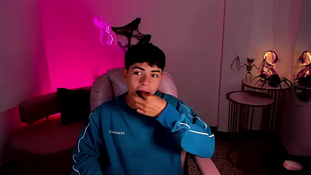 Snapshot of Peter_chase chatting on 10/19/25, 07:14 Peter chase online show from 10/19/25, 07:14