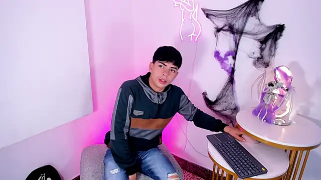 Snapshot of Peter_chase chatting on 10/22/25, 07:46 Peter chase online show from 10/22/25, 07:46