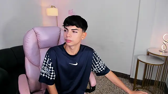 Snapshot of Peter_chase chatting on 12/21/25, 05:20 Peter chase online show from 12/21/25, 05:20