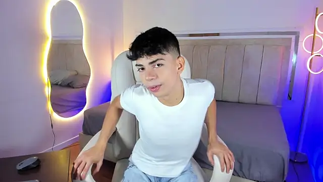 Snapshot of Peter_chase chatting on 01/13/26, 02:11 Peter chase online show from 01/13/26, 02:11