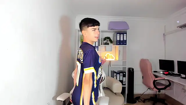 Snapshot of Peter_chase chatting on 01/16/26, 02:10 Peter chase online show from 01/16/26, 02:10