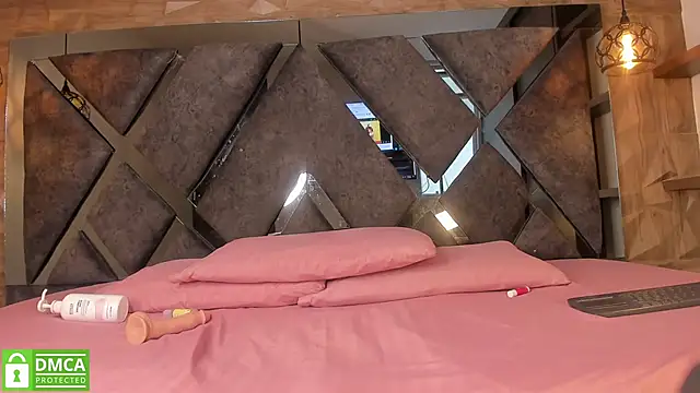 Scarlet  Jones  online show from 11/05/25, 08:31