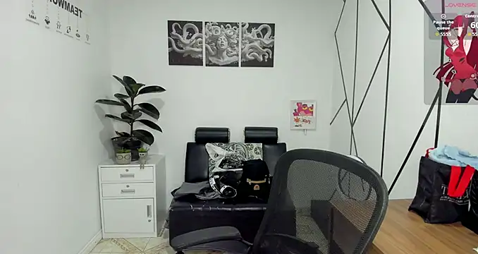 Snapshot of Angel-dragun chatting on 11/09/25, 04:00 Angel-dragun online show from 11/09/25, 04:00