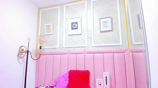 HoollyHendrix online show from 12/05/25, 08:38