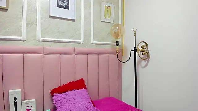 HoollyHendrix online show from 12/17/25, 08:59