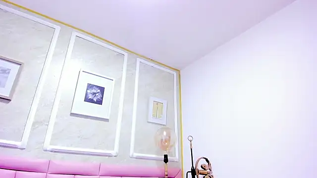 HoollyHendrix online show from 12/22/25, 08:28