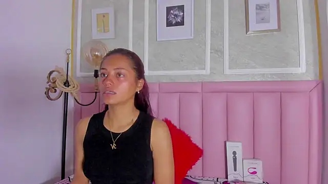 HoollyHendrix online show from 02/05/26, 08:02