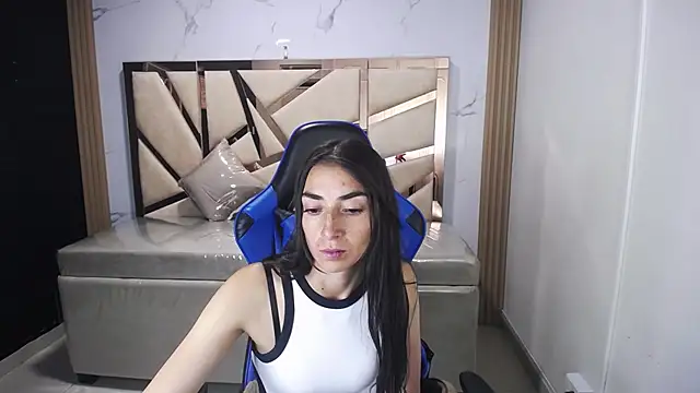 Snapshot of Maily_a_ chatting on 10/25/25, 03:03 Maily a online show from 10/25/25, 03:03