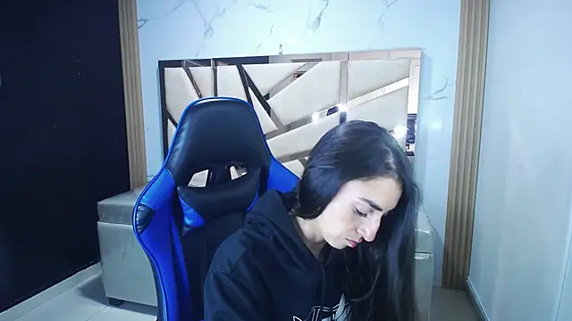 Snapshot of Maily_a_ chatting on 12/16/25, 03:44 Maily a online show from 12/16/25, 03:44