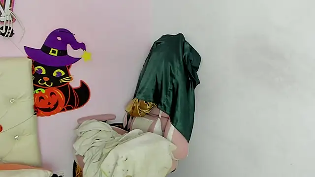 Snapshot of Yuni_kim chatting on 10/31/25, 02:18 Yuni kim online show from 10/31/25, 02:18