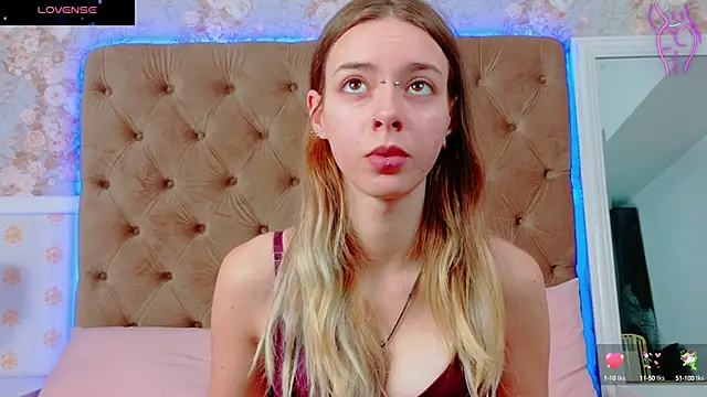 Snapshot of CoraVex chatting on 10/24/25, 04:20 CoraVex online show from 10/24/25, 04:20