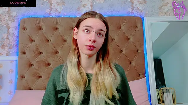 Snapshot of CoraVex chatting on 10/27/25, 03:54 CoraVex online show from 10/27/25, 03:54