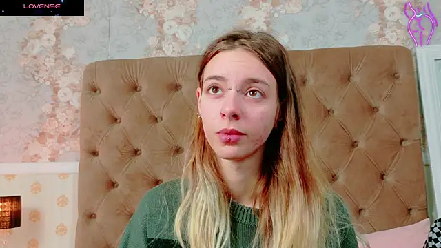 Snapshot of CoraVex chatting on 10/29/25, 04:59 CoraVex online show from 10/29/25, 04:59