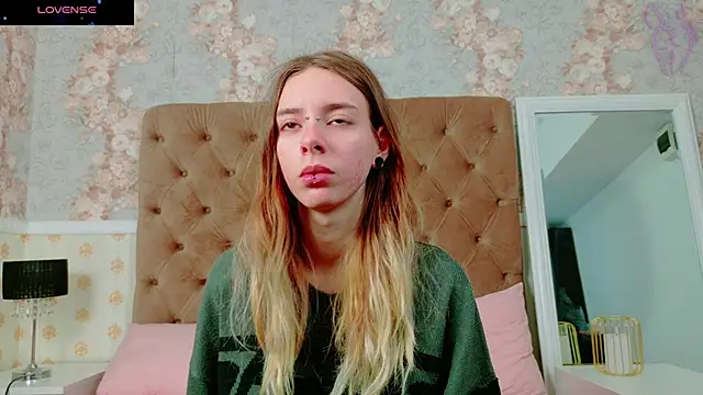 Snapshot of CoraVex chatting on 10/30/25, 03:41 CoraVex online show from 10/30/25, 03:41