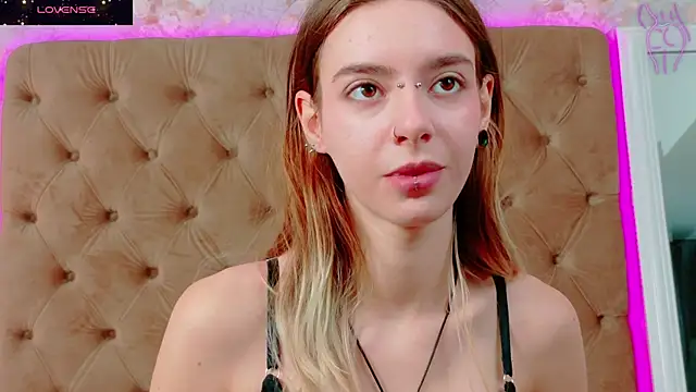 Snapshot of CoraVex chatting on 11/13/25, 05:17 CoraVex online show from 11/13/25, 05:17