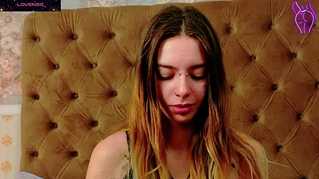 Snapshot of CoraVex chatting on 11/29/25, 01:52 CoraVex online show from 11/29/25, 01:52