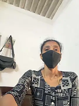 Snapshot of sweetreddy-02 chatting on 11/13/25, 05:50 sweetreddy-02 online show from 11/13/25, 05:50