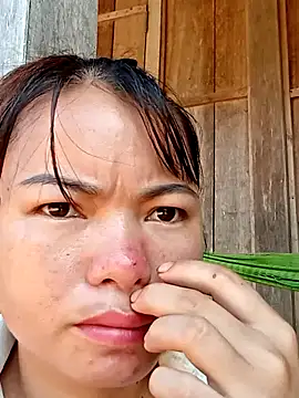 emly-xinh18 online show from 10/20/25, 02:56