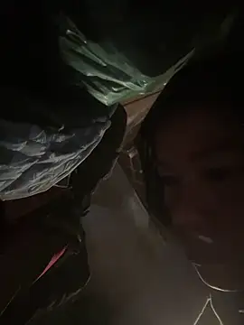 Snapshot of Qinjid002 chatting on 11/23/25, 05:40 Qinjid002 online show from 11/23/25, 05:40