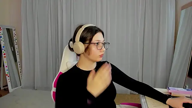 Snapshot of CarolKitty chatting on 11/03/25, 08:15 CarolKitty online show from 11/03/25, 08:15