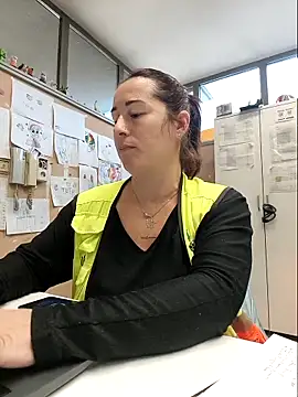 Snapshot of bichota85 chatting on 11/25/25, 11:43 bichota85 online show from 11/25/25, 11:43