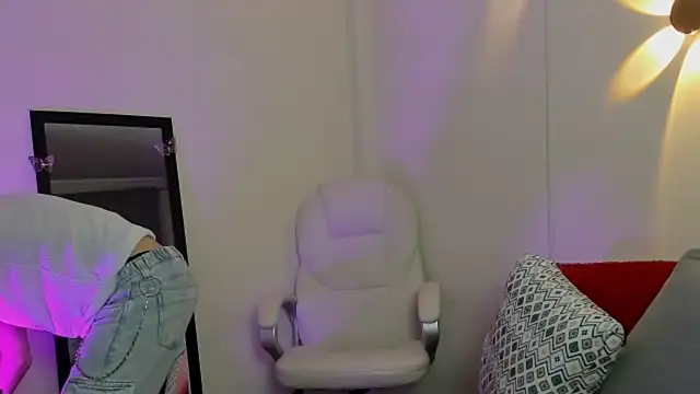 Snapshot of bellmontneon chatting on 09/25/25, 11:14 bellmontneon online show from 09/25/25, 11:14