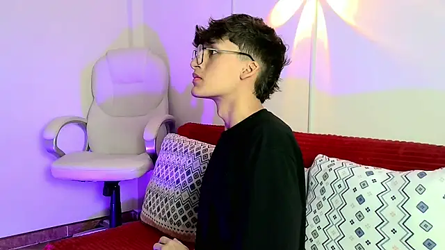 Snapshot of bellmontneon chatting on 10/15/25, 11:21 bellmontneon online show from 10/15/25, 11:21