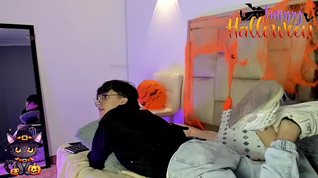 Snapshot of bellmontneon chatting on 10/20/25, 11:43 bellmontneon online show from 10/20/25, 11:43