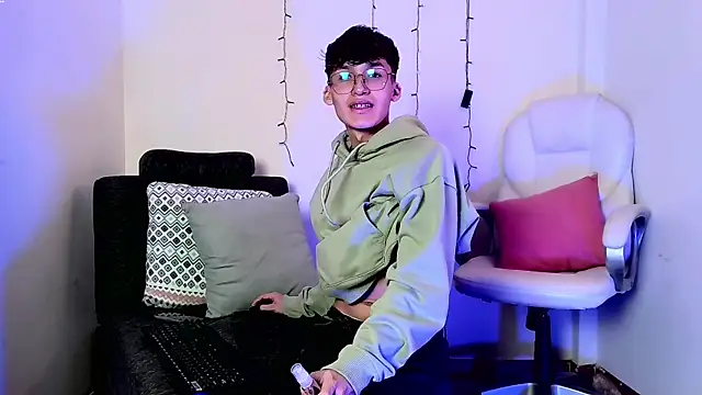 Snapshot of bellmontneon chatting on 11/03/25, 11:33 bellmontneon online show from 11/03/25, 11:33