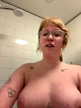 Snapshot of roxybliss3 chatting on 12/17/25, 12:27 roxybliss3 online show from 12/17/25, 12:27